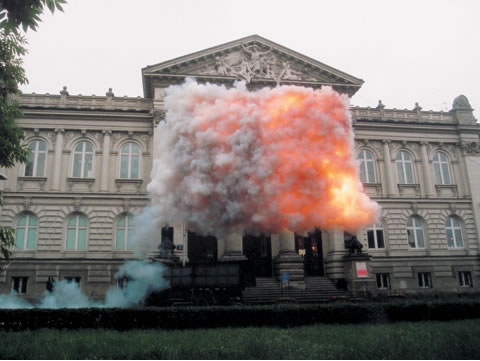 cai-guo-qiang: red flag - Varsavia - 2005