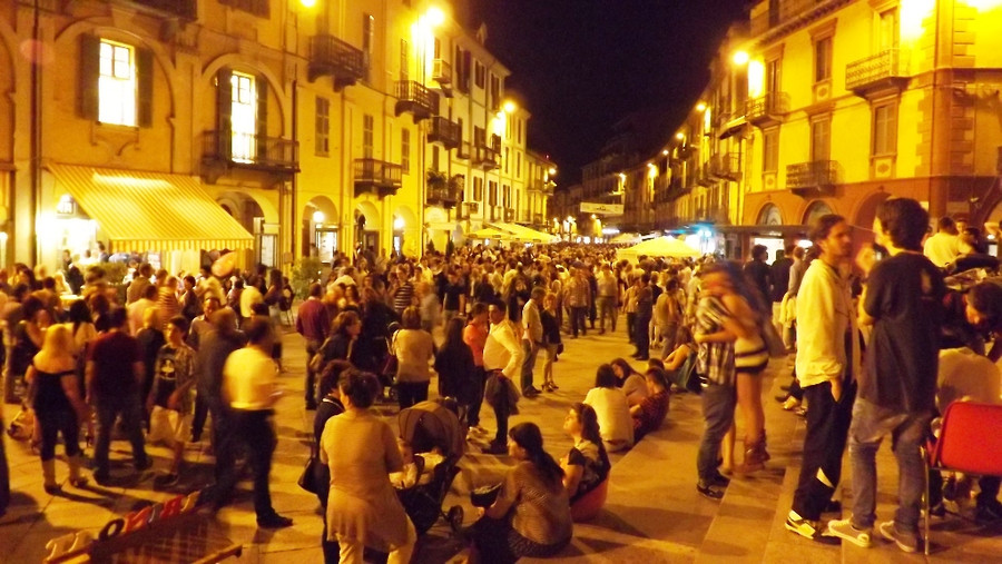 una piazza illuminata come catalizzatore di persone. Luce ambientale.