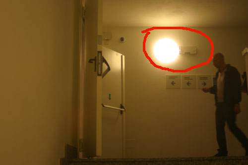 lampada per illuminare le scale accompagnata da apparecchio di luce d'emergenza