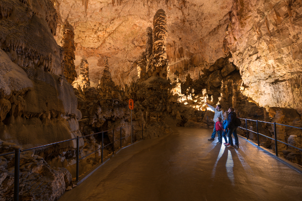 Postojna Jama. Light. Illuminazione  attuale con tecnologia ad alogeni.