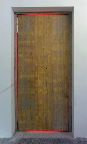 Il Mio terzo Omaggio (la porta del fieno), 2007 - Porta in legno, neon, profumo di fieno - 305 x 140 x 8 cm - Courtesy Galleria Massimo De Carlo, Milano