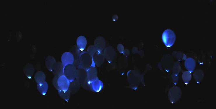 il gruppodi palloncini luminosi in volo nel cielo di Montone