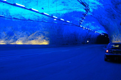 Lærdal Tunnel: vista generale che evidenzia la struttura di sostegno degli apparecchi d'illuminazione