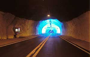 Lærdal Tunnel: evidente l'effetto d'apertura della luce della caverna